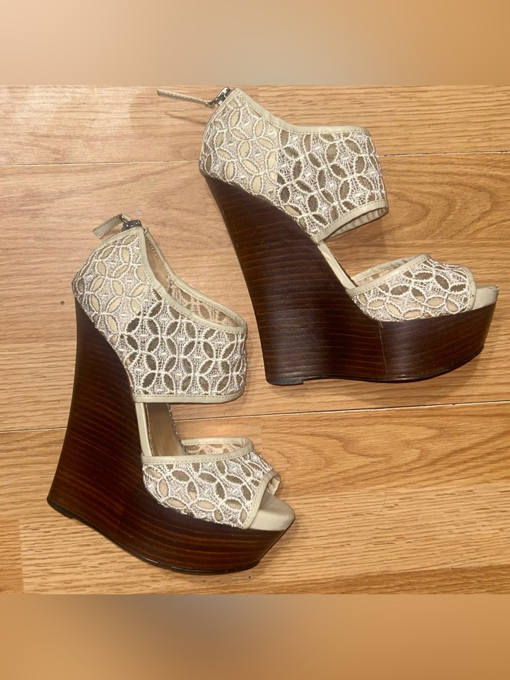 Bebe wedge high wooden platform heel w white lace detailing  ladies 6.5